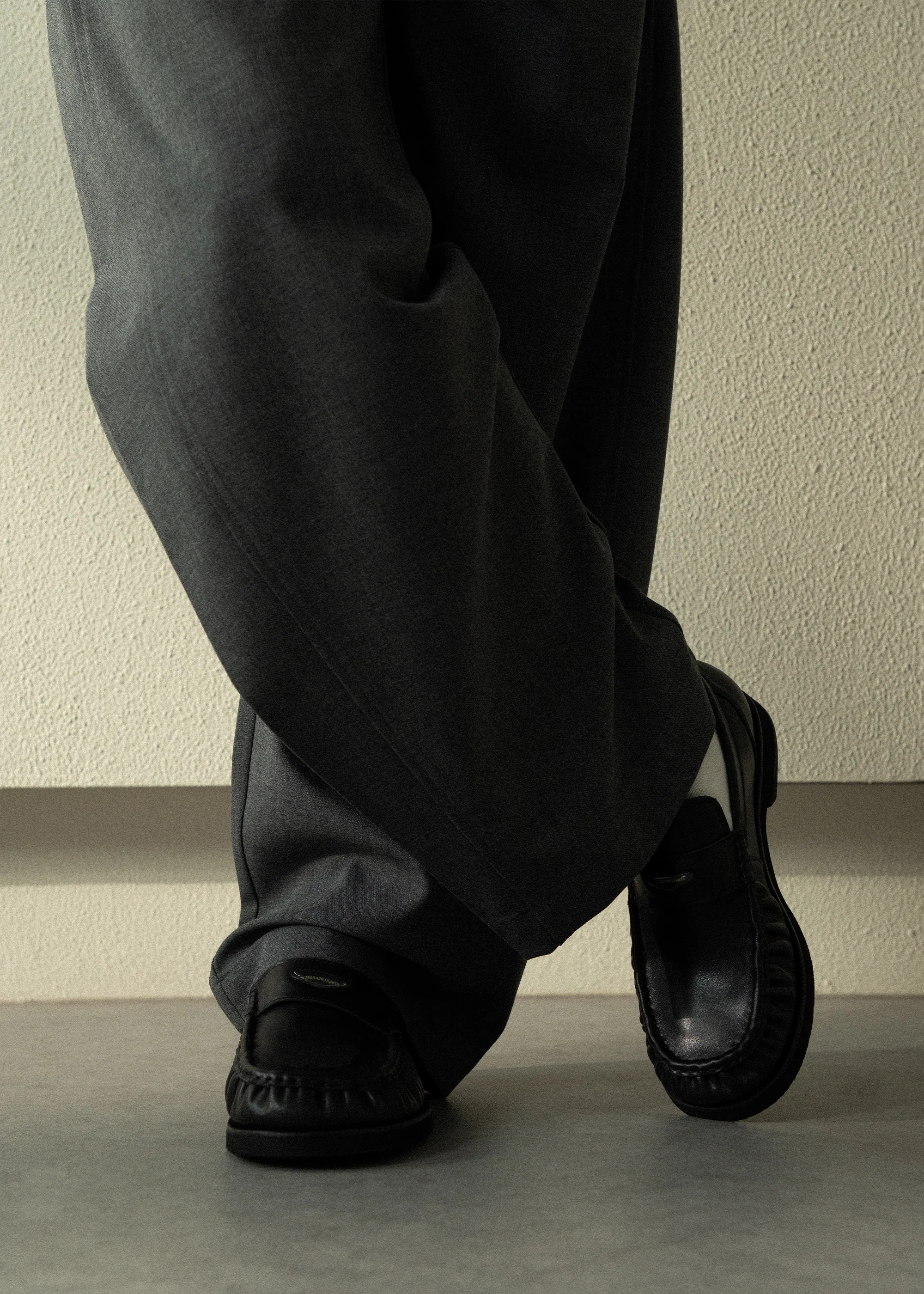 Milled Leather Round-Toe Vintage Loafers Black - Image 3