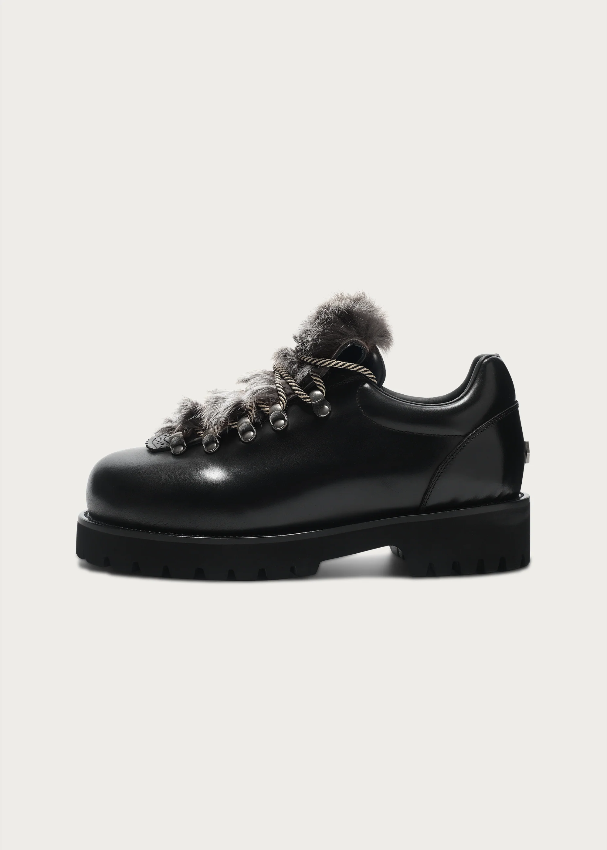 Outdoor-inspired hiking shoes Black